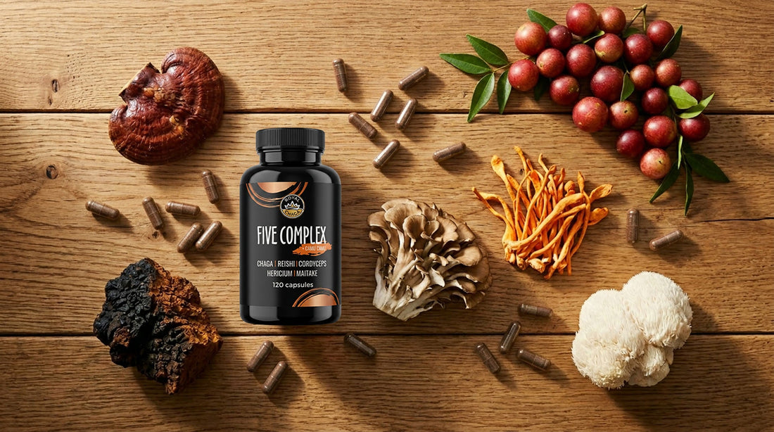 Kapsuly Five Complex s piatimi vitálnymi hubami a plodmi Camu-Camu na dubovej doske, warm tones